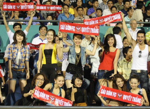Tuy nhiên, để có được lượng khán giả đáng mơ ước như vậy, Sài Gòn FC đã bày ra rất nhiều chiêu trò với việc mời các hot girl chân dài, ca sĩ, MC nổi tiếng đến ủng hộ đội bóng.